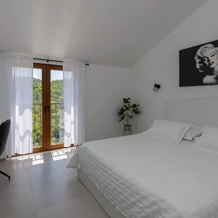 فيلة Ivka By Guide